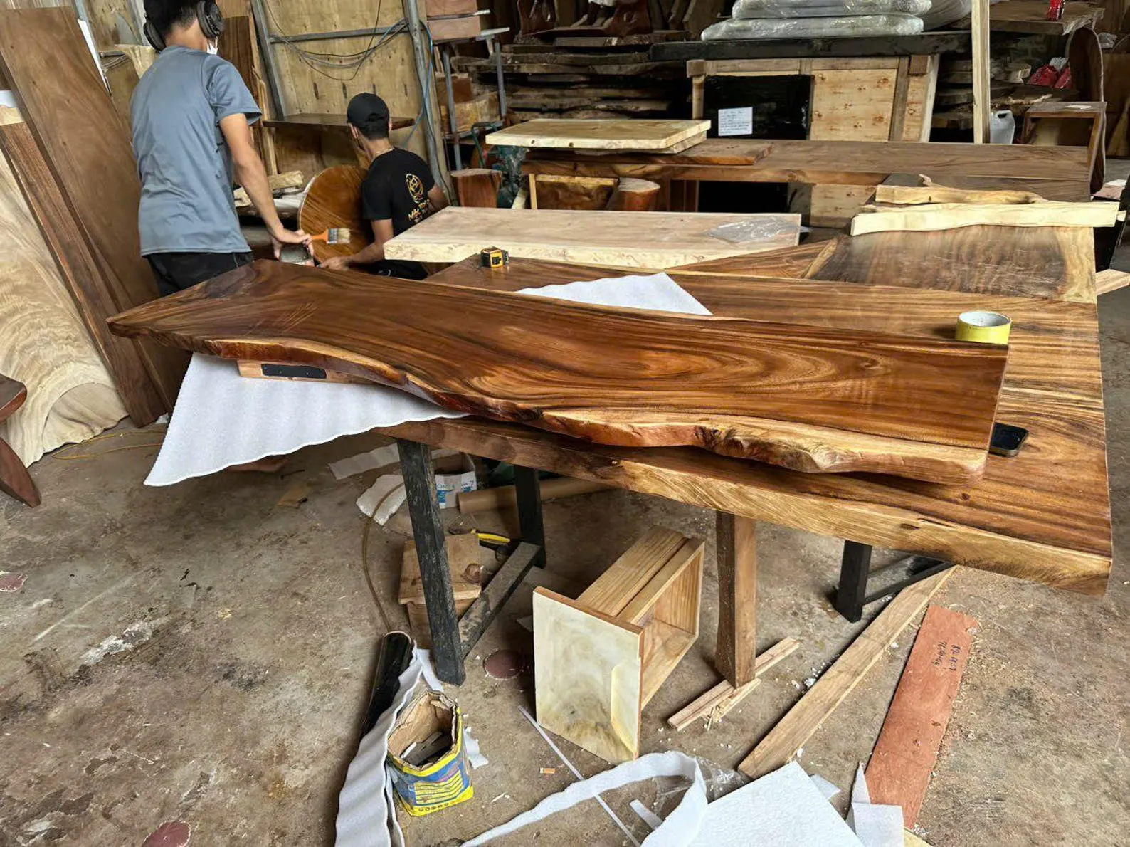 Live Edge Corner Wall Shelf For Plants And Collectibles - Image 4